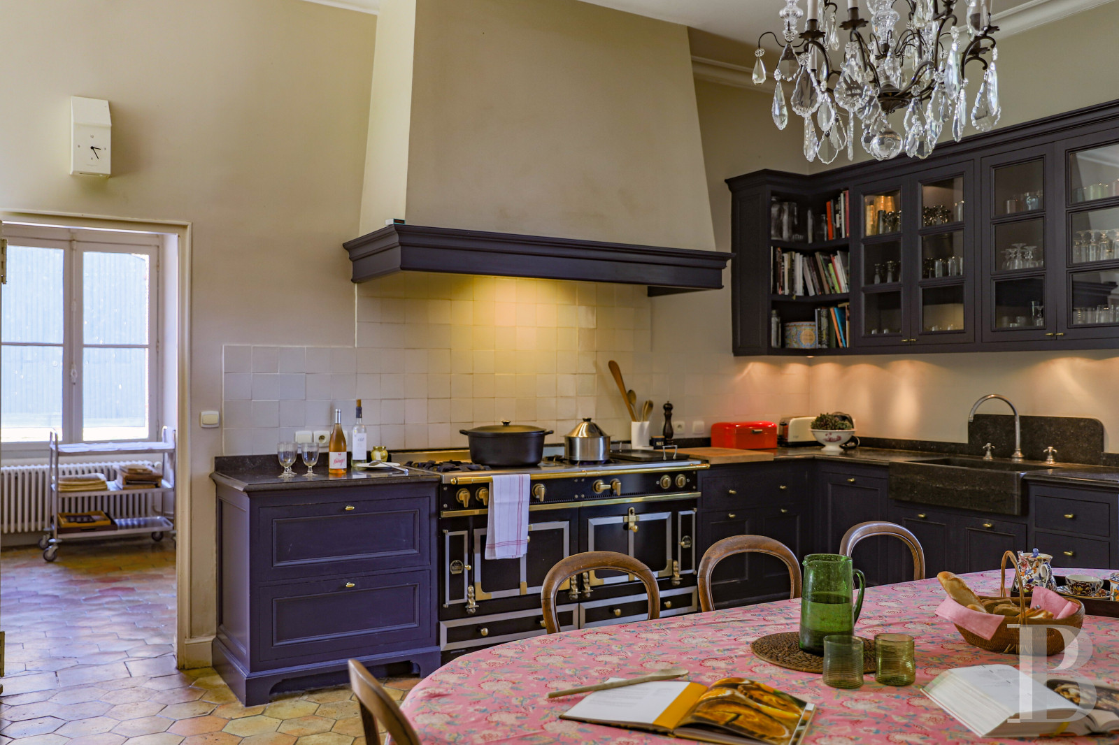 Dans le Perche, au nord-est de Bellême, une maison des 18e et 19e siècle au milieu de grands arbres  - photo  n°20